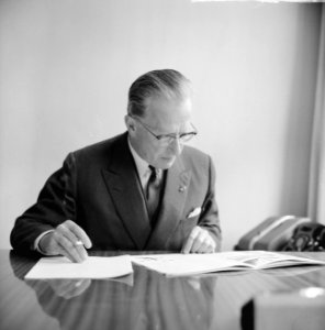 Mr. H. Alberda nieuwe KLM-president. Hier achter zijn bureau van de KLM in Den H, Bestanddeelnr 915-2724