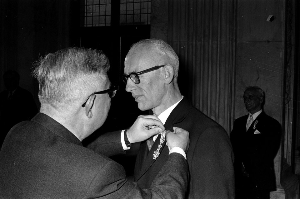 Mr. H.J. van der Poel (staatssecretaris CRM) speldt, Bestanddeelnr 923-5379