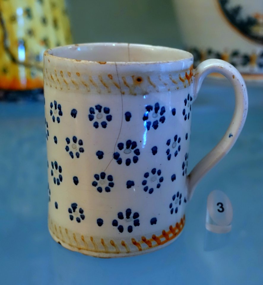 Mug, 18th-19th century, faience - Fábrica de Afurada- Museu Nacional de Soares dos Reis - Porto, Portugal - DSC00449