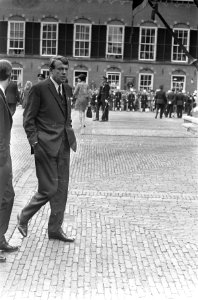 Mr. H.A.F.M.O. van Mierlo op het Binnenhof, Bestanddeelnr 920-7206