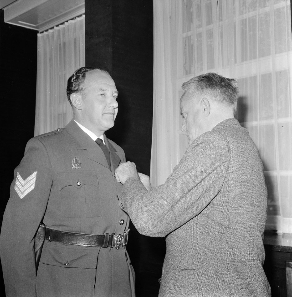 Mr. J. Klaasesz (voorzitter Carnegiefonds) reikt de bronzen medaille uit aan hoo, Bestanddeelnr 921-6090
