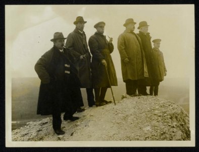 Mr. Massey and Sir Joseph Ward and party on the lip of a huge mine crater, Bestanddeelnr 158-0394