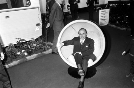 Mr. J. Cals opende caravan-tentoonstelling, oud-premier Cals in een stoel, Bestanddeelnr 920-0208