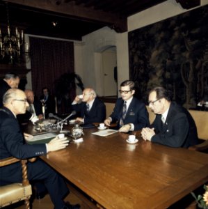 Mr. Pieter van Vollenhoven geeft zoon aan op stadhuis Nijmegen v.l.n.r. den Uyl, Bestanddeelnr 254-9607