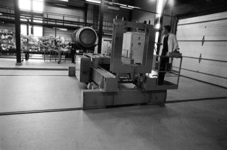 Mr. Pieter van Vollenhoven bezoekt KCNUrenco een tank uraniumhexafluoride (F6), Bestanddeelnr 933-1102