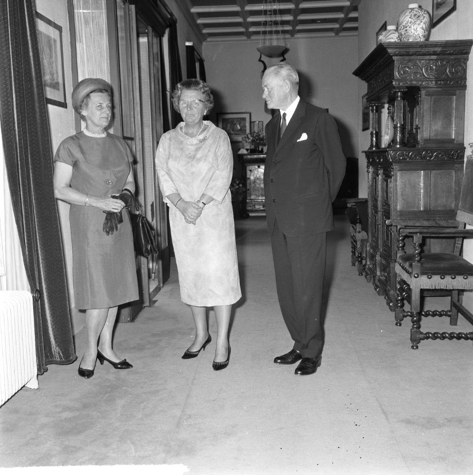 Mr DU Stikker en diens echtgenote worden door koningin Juliana op Paleis Soes, Bestanddeelnr 916-6273