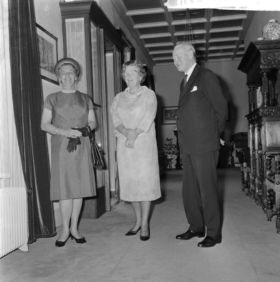 Mr DU Stikker en diens echtgenote wordt door koningin Juliana op Paleis Soest, Bestanddeelnr 916-6274