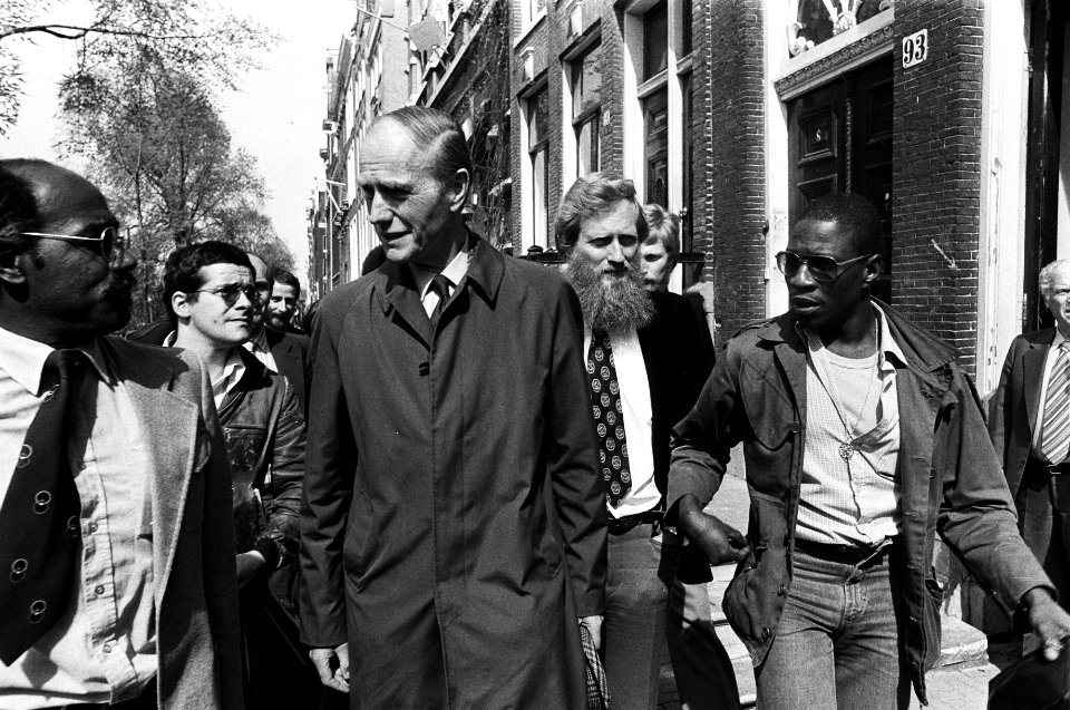 Mr.Borgerhoff Mulder buiten het gebouw, Bestanddeelnr 930-2574
