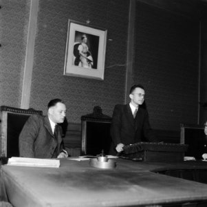 Mr. H. Holla opent de eerste zitting. Na lang wachten zijn eindelijk de zittinge, Bestanddeelnr 900-5599