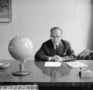 Mr. H. Alberda nieuwe KLM-president. Hier achter zijn bureau van de KLM in Den H, Bestanddeelnr 915-2728