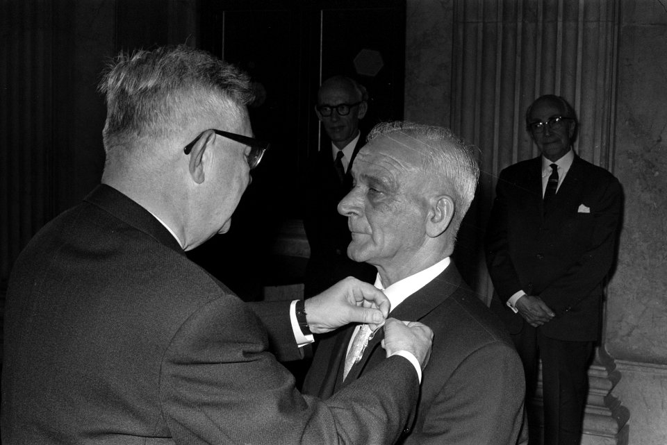 Mr. H.J. van der Poel (staatssecretaris CRM) speldt, Bestanddeelnr 923-5381