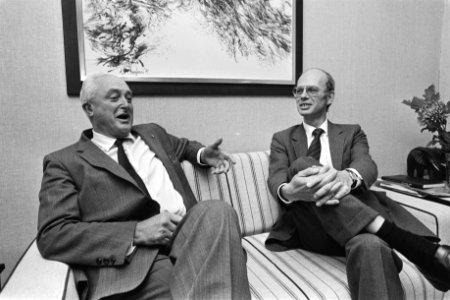 Mr. H.H. Nauta (waarnemend president-commissaris) (l) en ir. H.J.J. van Bussel (, Bestanddeelnr 932-7327