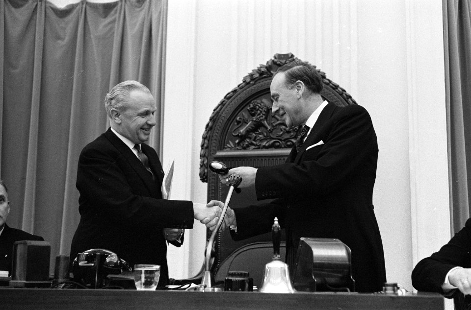 Mr. F. J. F. M. van Thiel voorzittersambt aanvaard in Tweede Kamer . De waarneme, Bestanddeelnr 914-7679