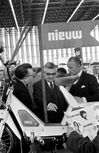 Mr. H. J. van de Poel , staatssecretaris CRM opent tentoonstelling van Tweewiele, Bestanddeelnr 923-2797