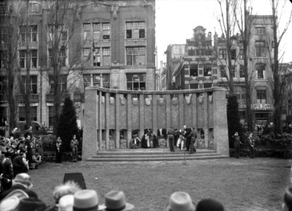 Mr.dr. P.J. Witteman, minister van Binnenlandse Zaken, legt namens de regering e, Bestanddeelnr 902-5053