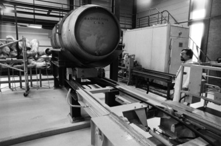 Mr. Pieter van Vollenhoven bezoekt KCNUrenco een tank uraniumhexafluoride (F6), Bestanddeelnr 933-1101