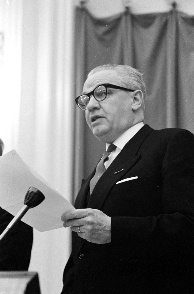 Mr. F. J. F. M. van Thiel voorzittersambt aanvaard in Tweede Kamer . Mr. Van Thi, Bestanddeelnr 914-7684