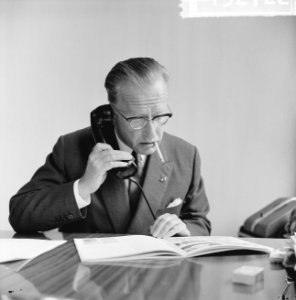 Mr. H. Alberda nieuwe KLM-president. Hier achter zijn bureau van de KLM in Den H, Bestanddeelnr 915-2722