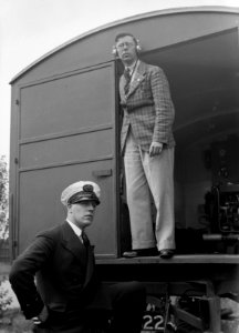 Mr. Geary met witte pet van het KLM passagiersvliegtuig de Fokker F-XII 'Leeuwer, Bestanddeelnr 190-1118
