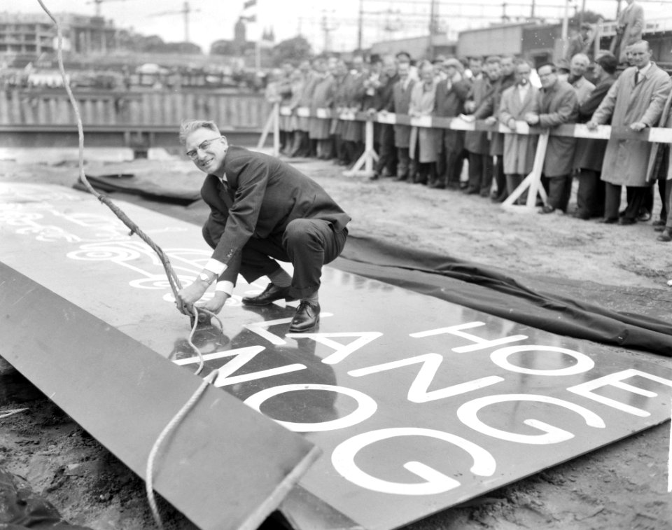 Mr. G. van t Hull verricht eerste Kiellegging voor IJ-tunnel element, Bestanddeelnr 914-0962