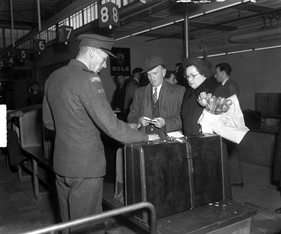 Mrs. Baker (Amerikaanse Koningin voor een dag) op Schiphol, Bestanddeelnr 903-8341