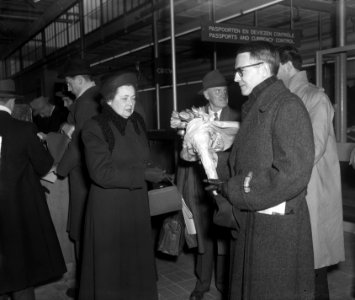 Mrs. Baker (Amerikaanse Koningin voor een dag) op Schiphol, Bestanddeelnr 903-8343