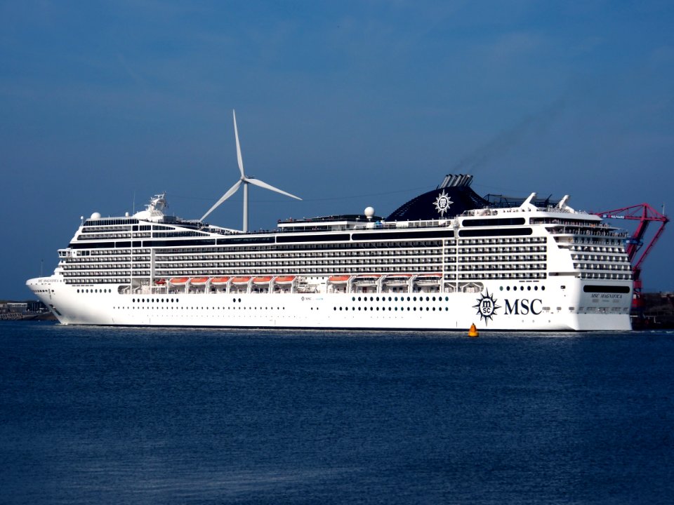 MSC Magnifica at IJmuiden sluisen, IMO 9387085, photo 4
