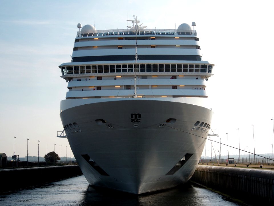 MSC Magnifica at IJmuiden locks, IMO 9387085, photo 5