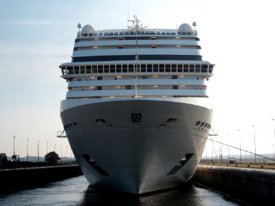 MSC Magnifica at IJmuiden locks, IMO 9387085, photo 5 photo