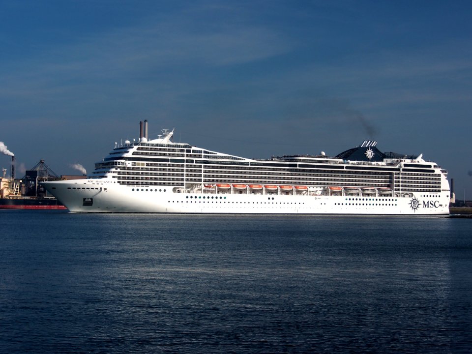 MSC Magnifica at IJmuiden sluisen, IMO 9387085, photo 1