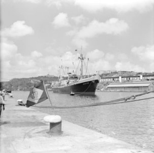 Ms. Nestor in de haven van Willemstad. Op de achtergrond olietanks van de Shell , Bestanddeelnr 252-2322