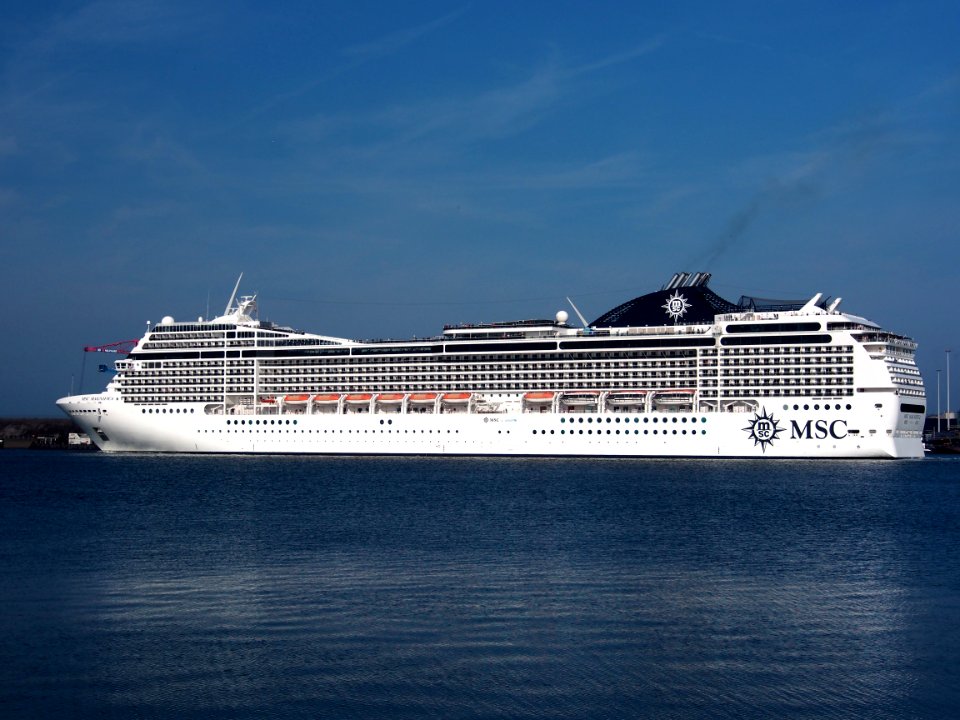 MSC Magnifica at IJmuiden sluisen, IMO 9387085, photo 3