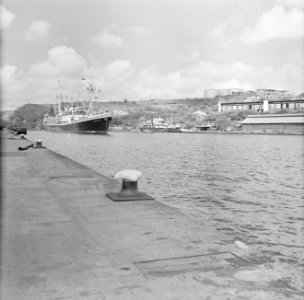 Ms. Nestor in de haven van Willemstad. Rechts de olietanks van Shell en een gebo, Bestanddeelnr 252-2325