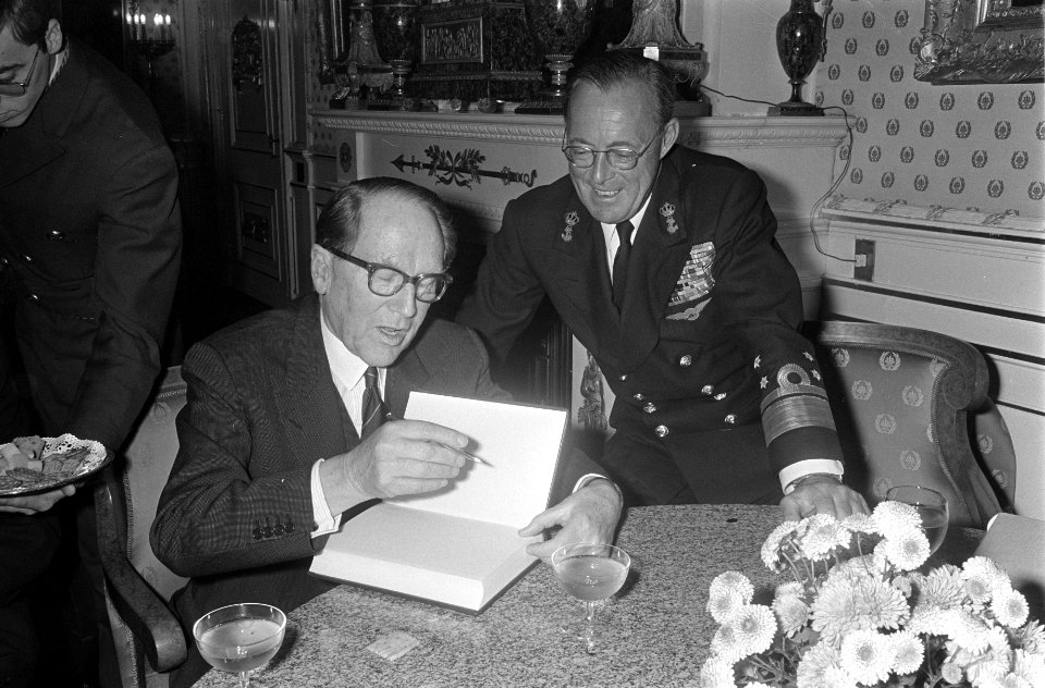 Mr. W.J. Beyen (oud Minister Buitenlandse Zaken) eerst exemplaar van zijn boek , Bestanddeelnr 921-8092