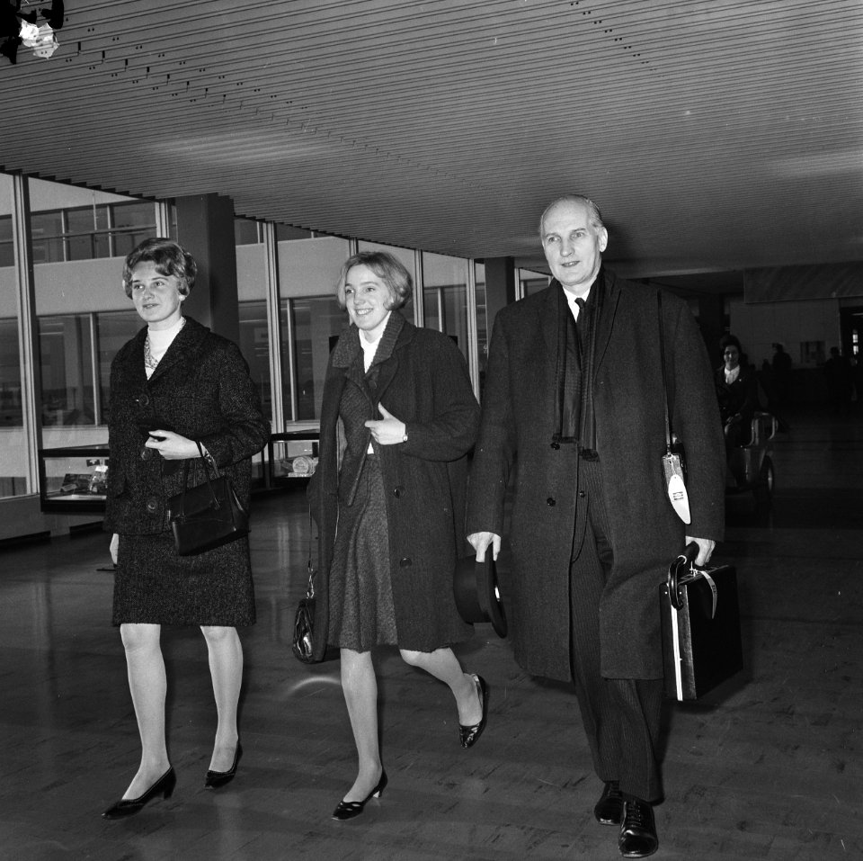 Mr. Th. H. Bot van Schiphol naar Canada vertrokken, hier met echtgenote, Bestanddeelnr 920-9852