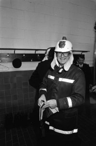 Mr. Pieter van Vollenhoven opent nieuwe brandweerkazerne in Leiden door brandend, Bestanddeelnr 931-9662