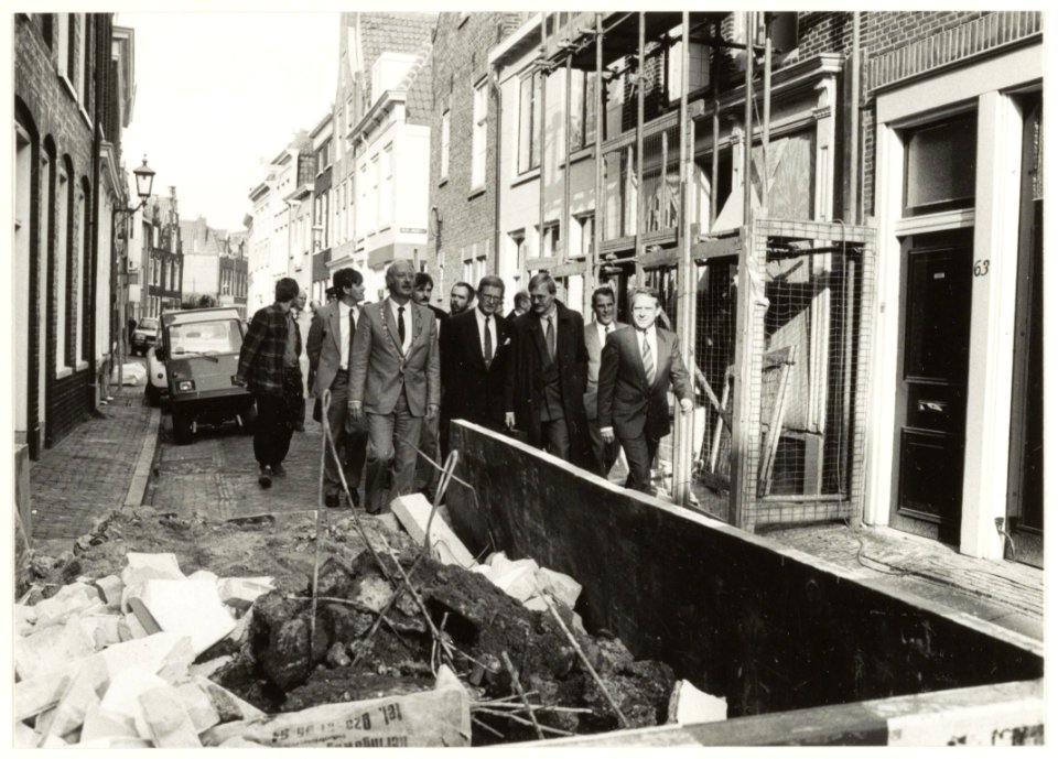 Mr. Pieter van Vollenhoven met loco-burgemeester Ab van Schooten op het Klein Heiligland naar het eerste pand dat in Haarlem volgens de nieuwe restauratieregels wordt gefinancierd. NL-HlmNHA 54020715