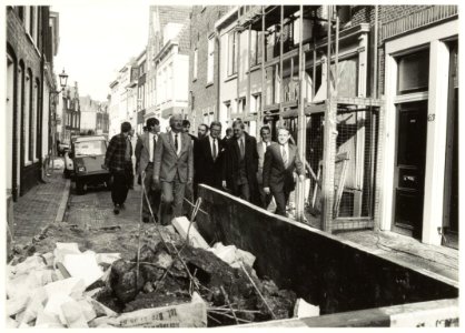 Mr. Pieter van Vollenhoven met loco-burgemeester Ab van Schooten op het Klein Heiligland naar het eerste pand dat in Haarlem volgens de nieuwe restauratieregels wordt gefinancierd. NL-HlmNHA 54020715