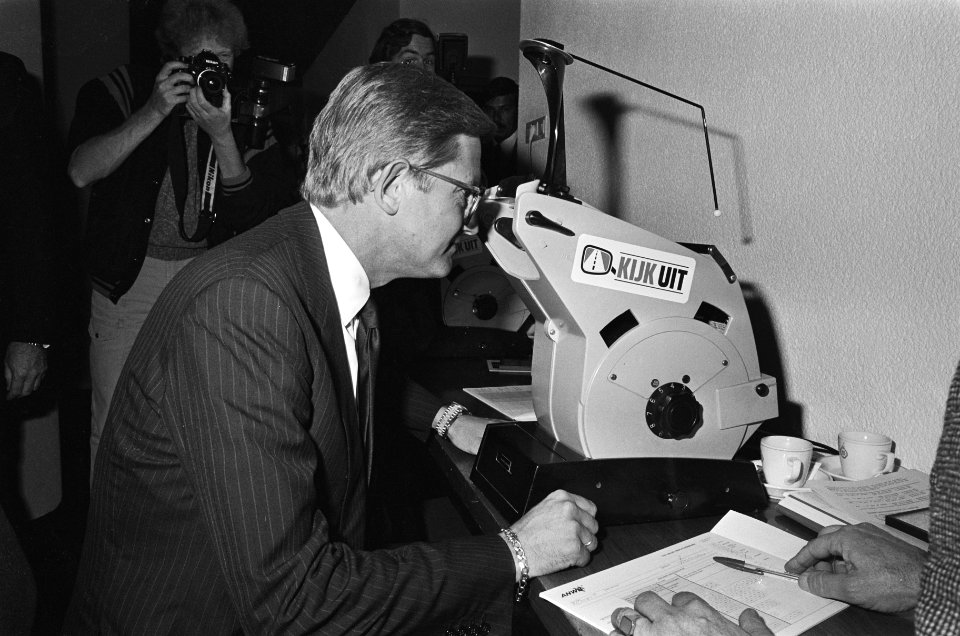 Mr. Pieter van Vollenhoven start de actie Kijk Uit van d ANWB mr. Pieter van Vo, Bestanddeelnr 933-4596