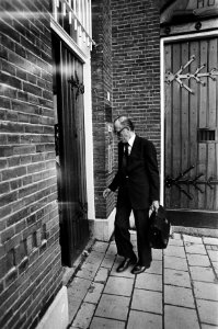Mr. Van Heijningen bij het gerechtsgebouw in Rotterdam in verband met de behande, Bestanddeelnr 930-2922