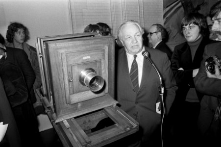 Mr. Van Thiel (voorzitter Tweede Kamer) opent tentoonstelling Ons Lieve Leven h…, Bestanddeelnr 926-0541
