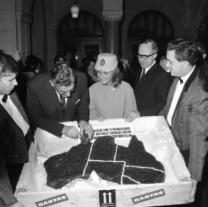 Mrs. Sue McCormack biedt Burgemeester Thomassen van Rotterdam een taart aan in v, Bestanddeelnr 918-8116