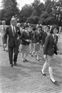 Mr. Pieter van Vollenhoven ontvangt in tuin Paleis t Loo prijswinnaars van de ja, Bestanddeelnr 933-0436