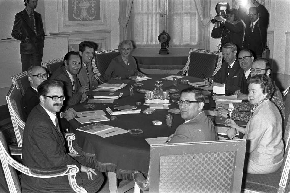 Mr Kranenburg (links) ontvangt werkgeversdelegatie Hoogovens, de delegatie tijd, Bestanddeelnr 926-3202