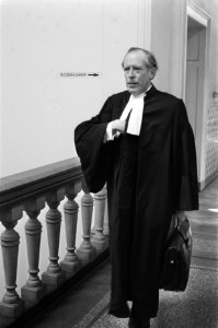 Mr Leo van Heijningen (in toga), advocaat van Pieter Menten, Bestanddeelnr 929-0762