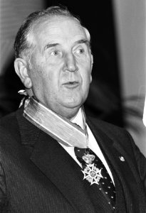 Mr. Van Veen heeft afscheid genomen als voorzitter van V in Den Haag werd onde, Bestanddeelnr 933-1393