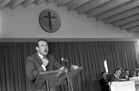 Mr. van Mierlo spreekt voor de Emmausparochie te Spijkenisse op uitnodiging van , Bestanddeelnr 921-7823