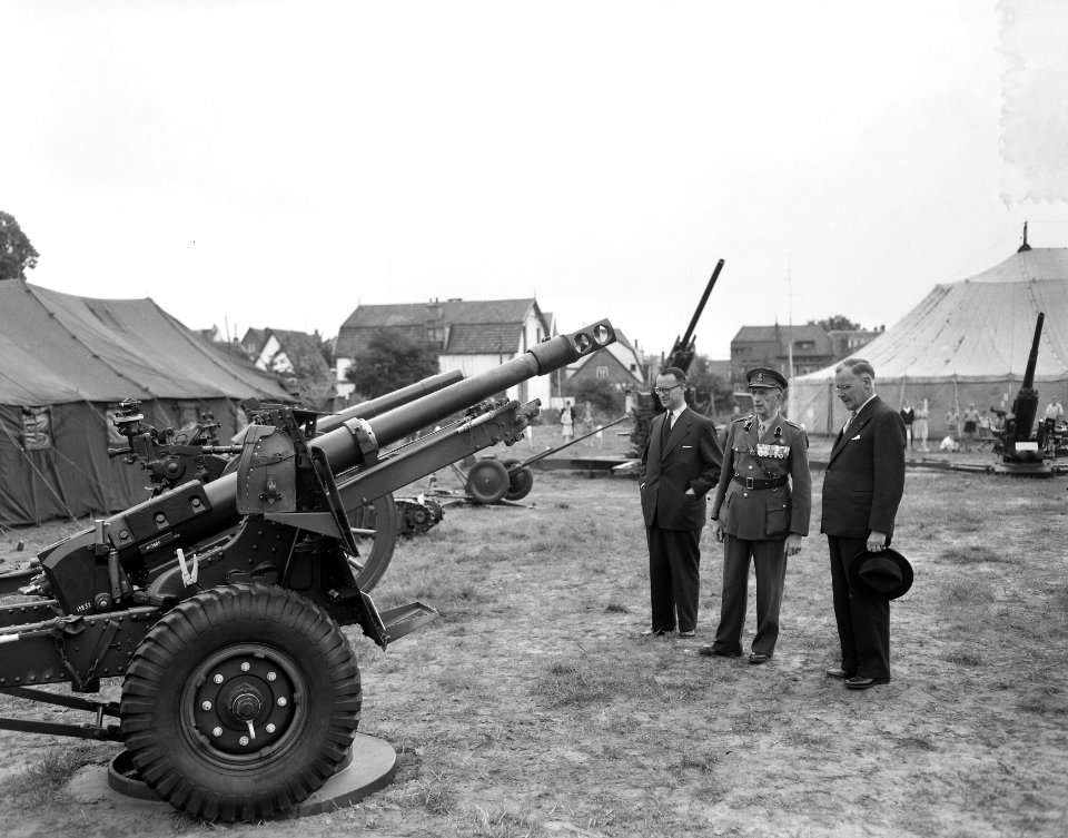 Mr Kranenburg (tweede van rechts) opent Militair Historische tentoonstelling , Bestanddeelnr 907-9319