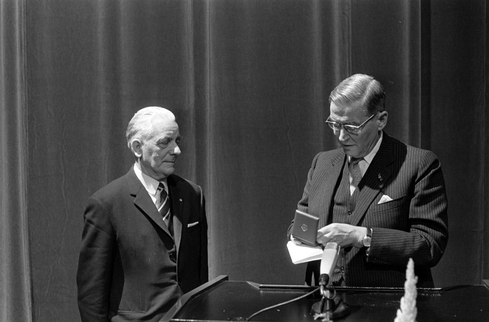 Mr Mijksenaar (l), rechts burgemeester van Amsterdam Gijsbert van Hall, Bestanddeelnr 919-8866