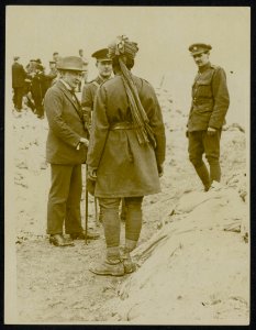 Mr Lloyd George chats with Indian soldiers, Bestanddeelnr 158-0462
